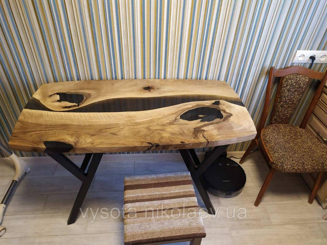 Класичний кухонний стіл з Горіха з елементами декору епоксидниї смоли.