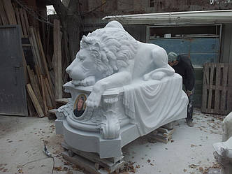 Лев із мармуру скульптура