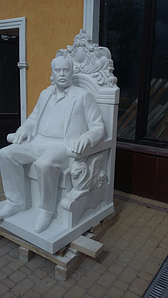 Скульптура мармурова чоловіка