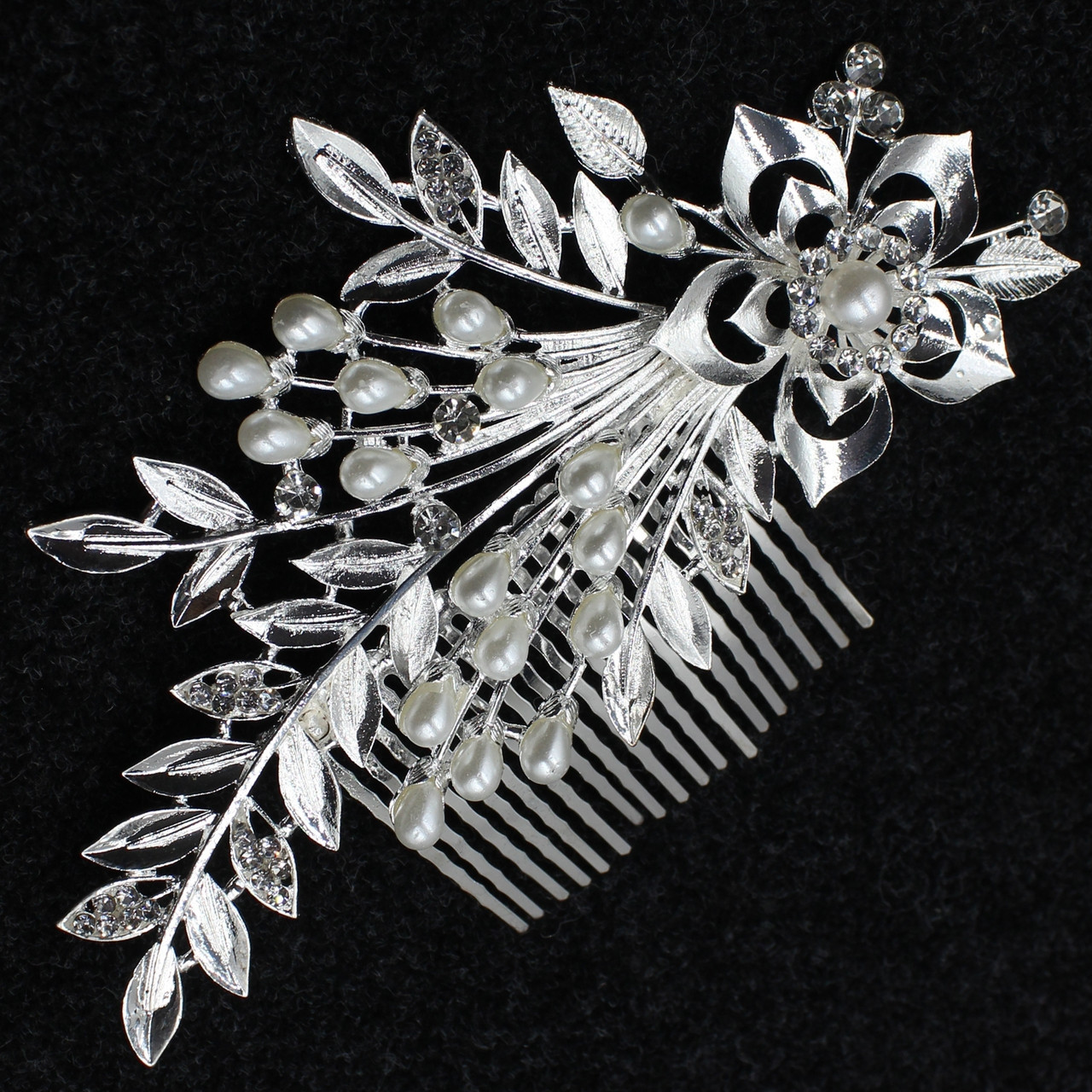 Гребінець у зачіску сріблястий металевий великий квіточок із перлами пелюстки розмір 13х9 см - фото 1 - id-p1495756612