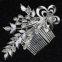 Гребінець у зачіску сріблястий металевий великий метелик із перлами пелюстки розмір 13х9 см