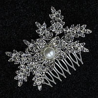 Гребінець сріблястий металевий для волосся зі стразами з великою перлиною квіточок пелюстки розмір 10х4 см