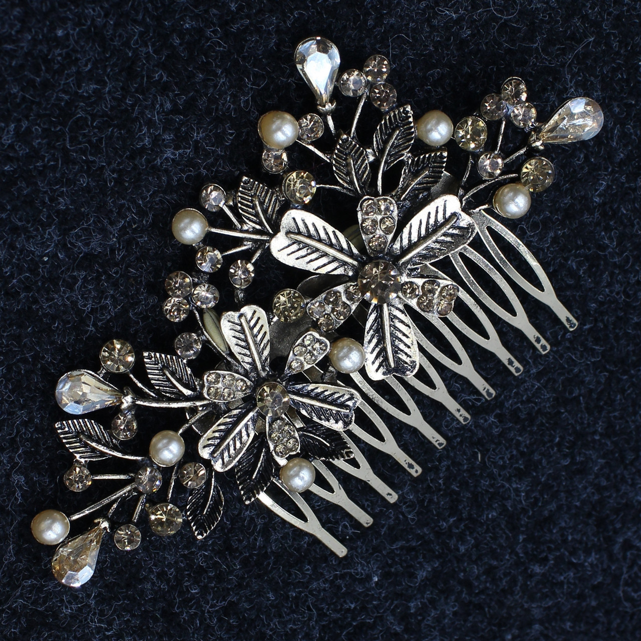 Гребінець для волосся бронзовий металевий із намистинами в каменях квіточки пелюстки розмір 9х4 см на 10 зубців - фото 1 - id-p1496943580