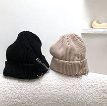 Шапка Біні Рвана з булавкою розмір One Size 55-58 см Чорна, фото 4