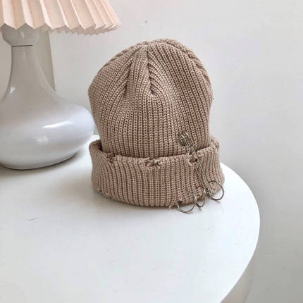 Шапка Біні Рвана з булавкою розмір One Size 55-58 см Бежева, фото 1