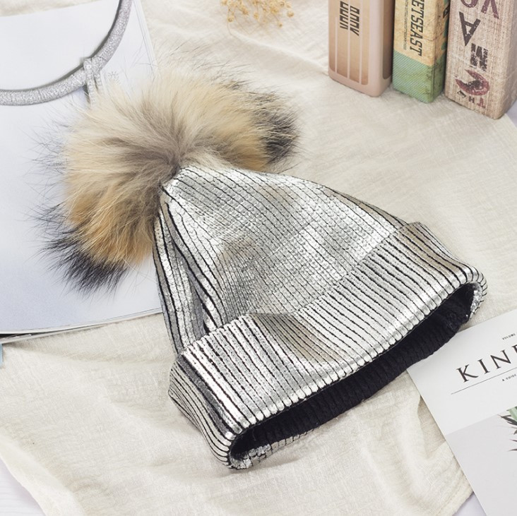 Шапка Блискуча з хутром Єнота розмір One Size Срібна