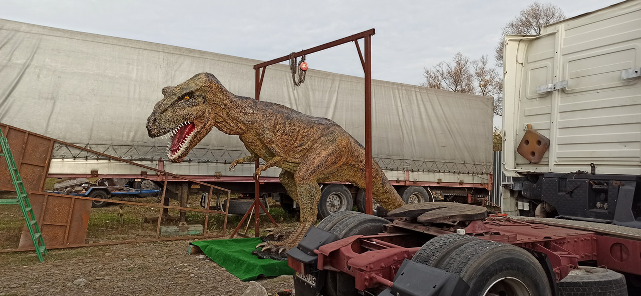 Скульптура динозавра T-REX