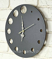 Круглые черные часы из дерева на стену