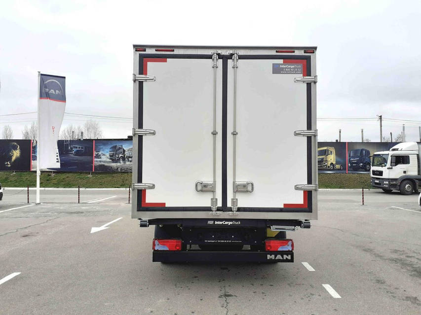 Бір бай әйел киска жалаушы іздейді.