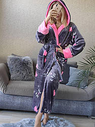 Домашній теплий плюшевий жіночий халат із капюшоном затишний довгий в універсальному розмірі 42 — 46 кольорів графіт