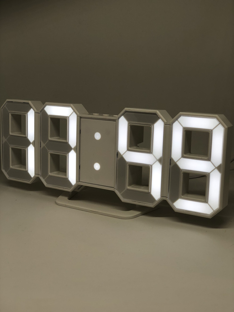 Світлодіодний годинник оригінальний білого кольору, фото 1