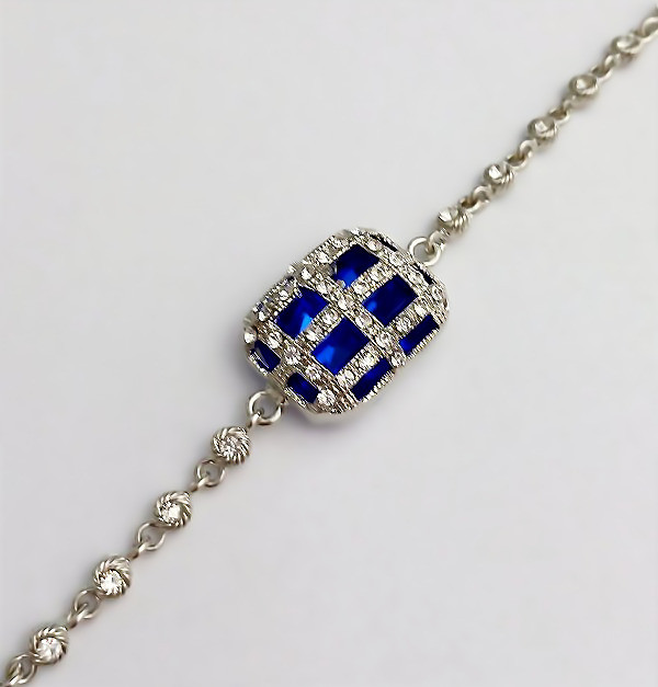 Браслет. Родій. Камені: синій та білий циркон. Довжина: 18,3 см. Ширина: 21 мм.