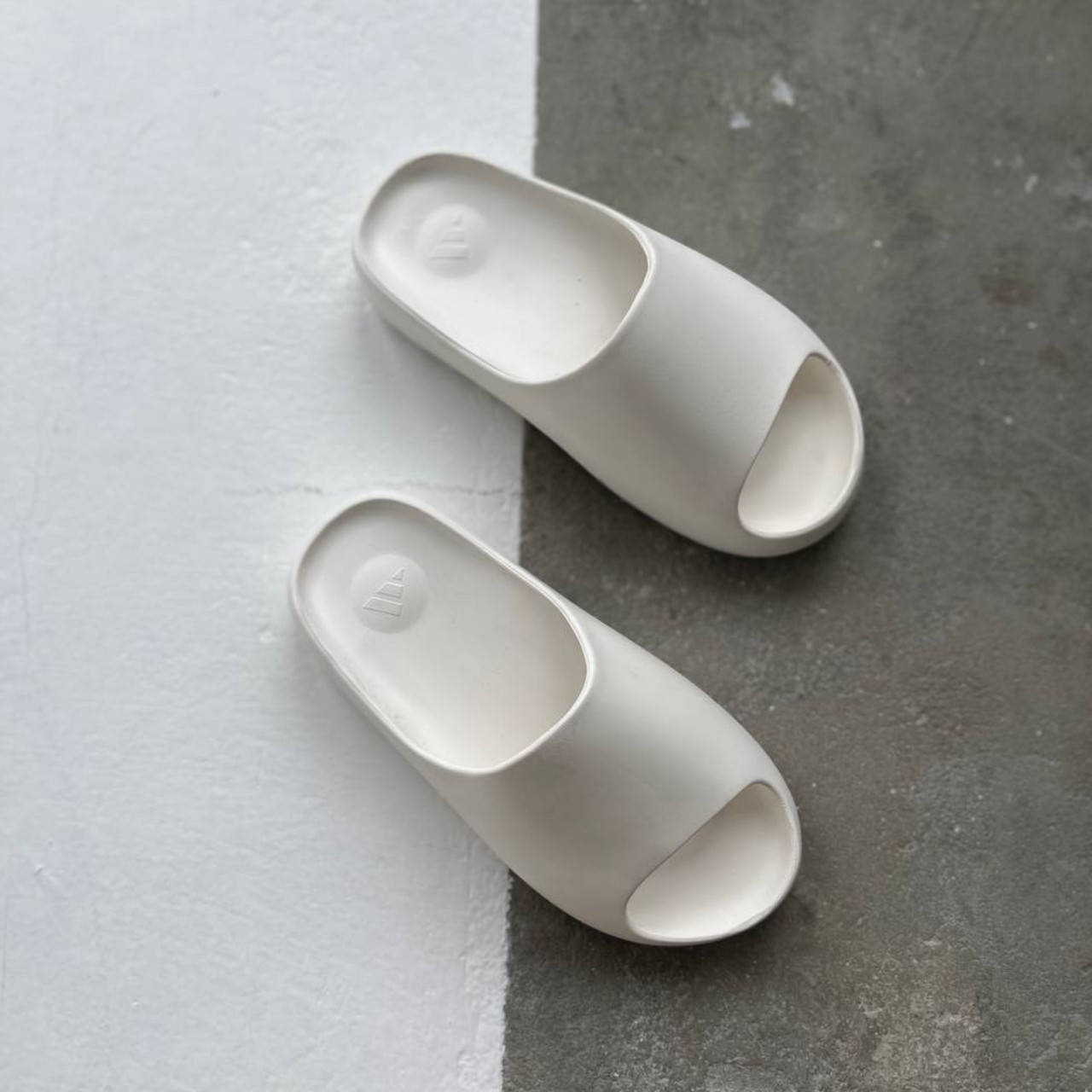 

Женские шлепки Adidas Yeezy Slide White белые изи слайд в коробке + носки в подарок