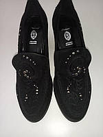 Туфли женские из натуральной замши черного цвета на среднем каблуке закрытые с вышивкой