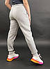 Утеплені жіночі спортивні штани великих розмірів на манжеті качкорсе світло-сіра трехнітка на флісі, фото 2