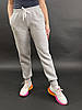 Утеплені жіночі спортивні штани великих розмірів на манжеті качкорсе світло-сіра трехнітка на флісі, фото 3