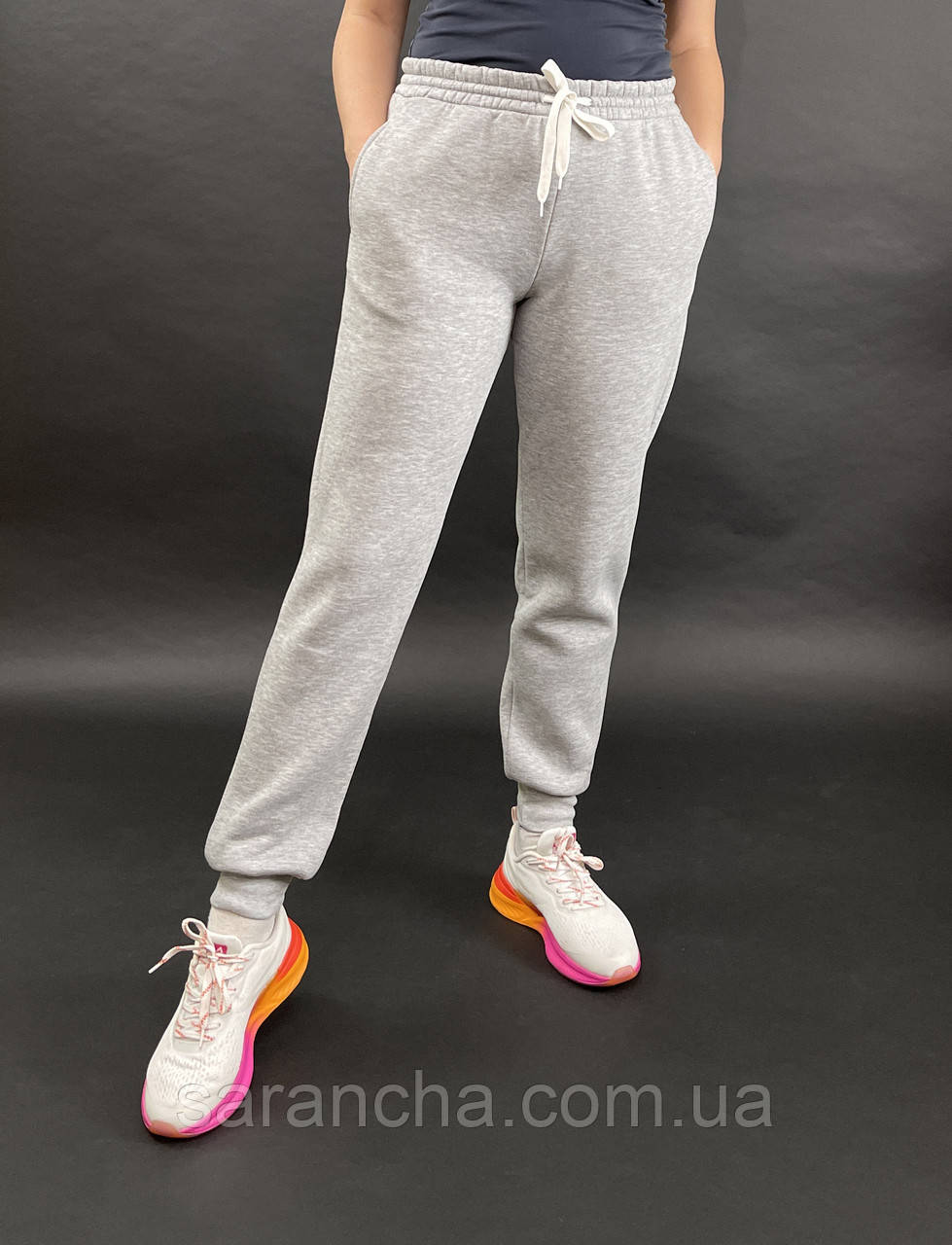 Утеплені жіночі спортивні штани великих розмірів на манжеті качкорсе світло-сіра трехнітка на флісі
