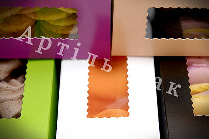 Прозоре вікно з пластику, дозволяє демонструвати внутрішнє наповнення коробки без відкриття.