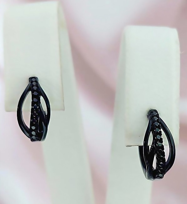 Сережки ХР, вкриті чорною емаллю. Позолота 18К. Камені: чорний циркон. Довжина: 1,3 см