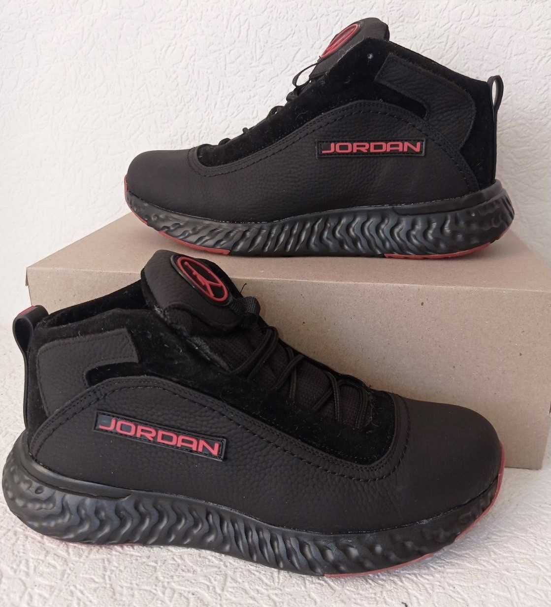 Мужские зимние кожаные теплые кроссовки Jordan черные с красным лого - фото 1 - id-p1499398666