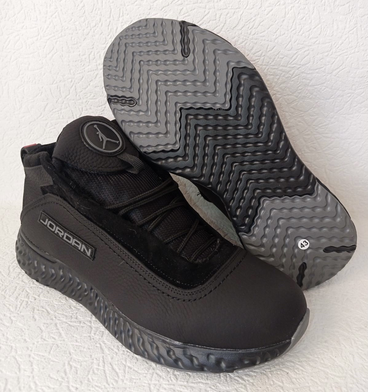 Мужские зимние кожаные теплые кроссовки Jordan черные с серым лого - фото 2 - id-p1499399637