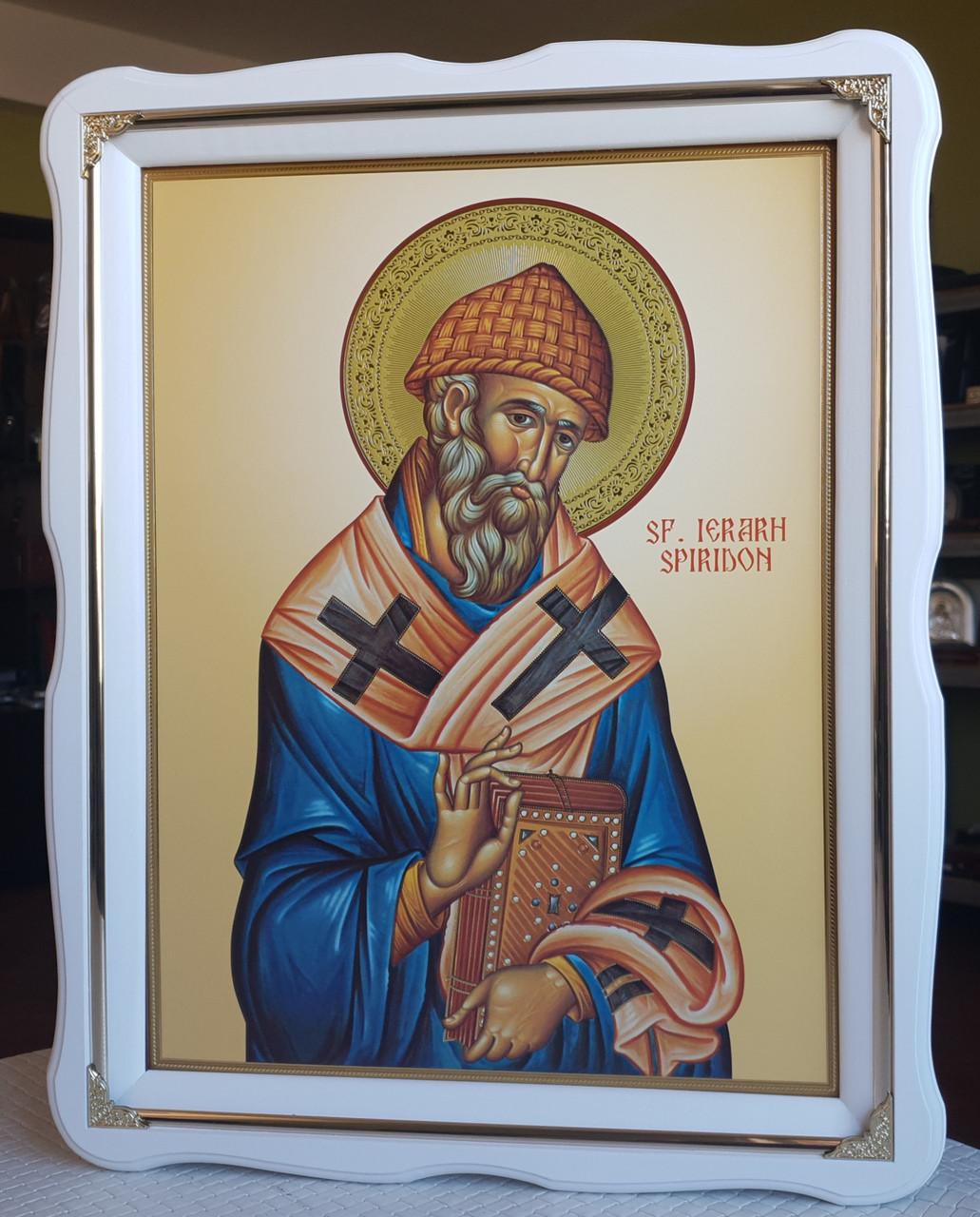 Ікона Спірідон Триміфутський у білому дерев'яному кіоті з декоративними куточками, розмір кіота 37*47, сюжет 30×40