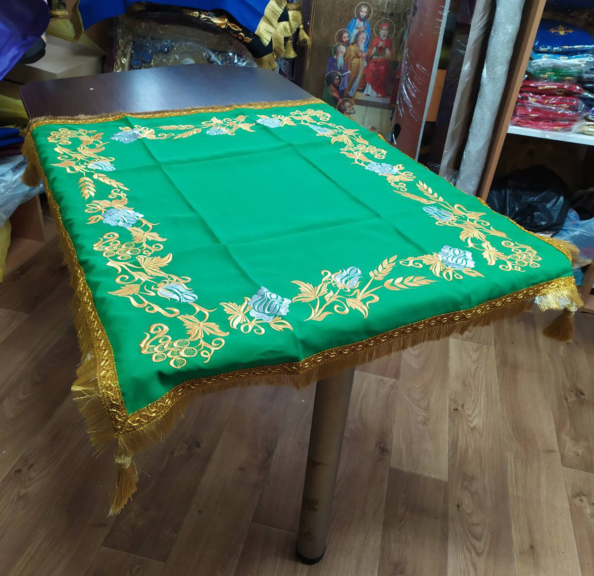 Скатертина зелена з вишивкою на 4 сторони 85×75см (габардин), фото 1