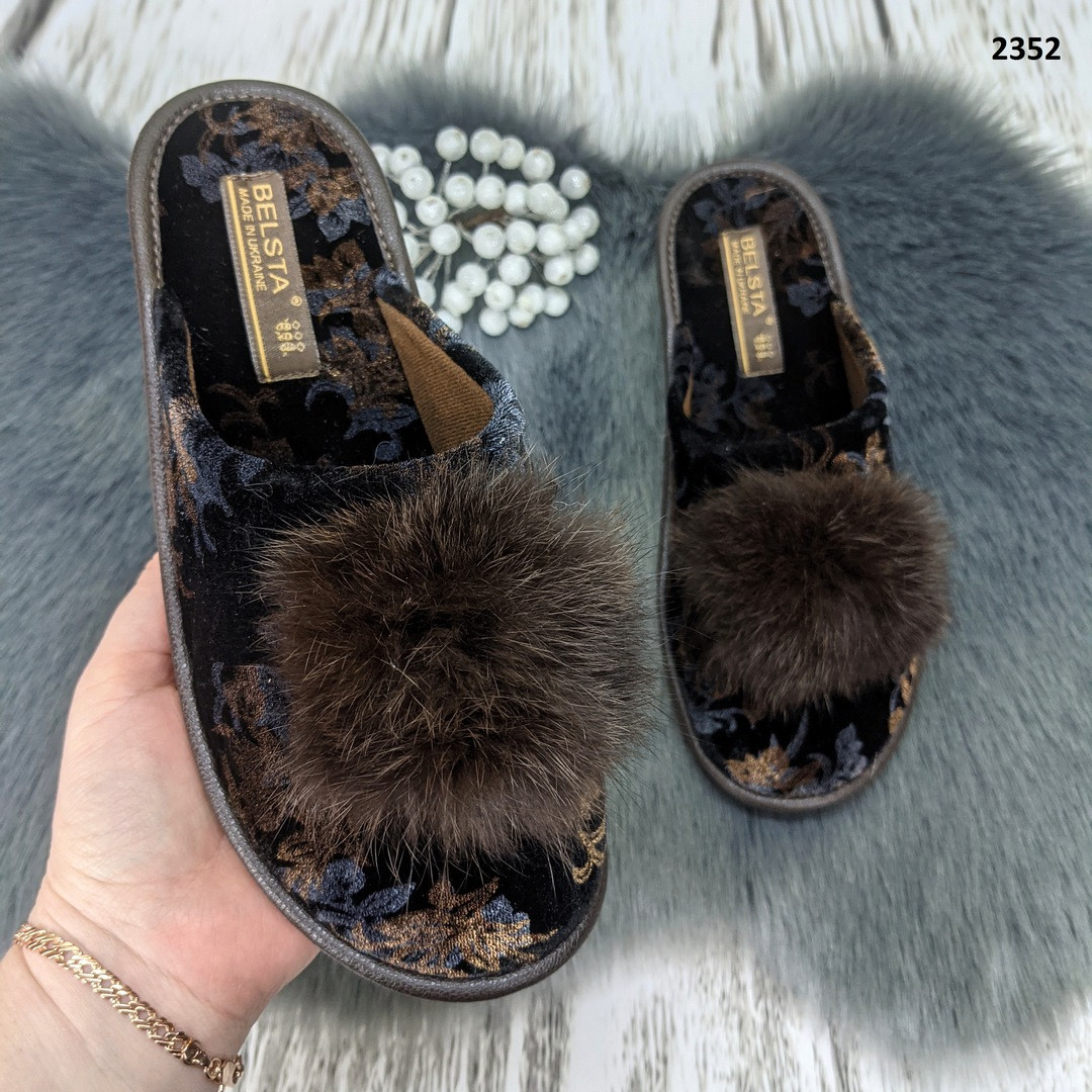 Тапочки жіночі домашні Белста з закритим носком і пушком на танкетці коричневі