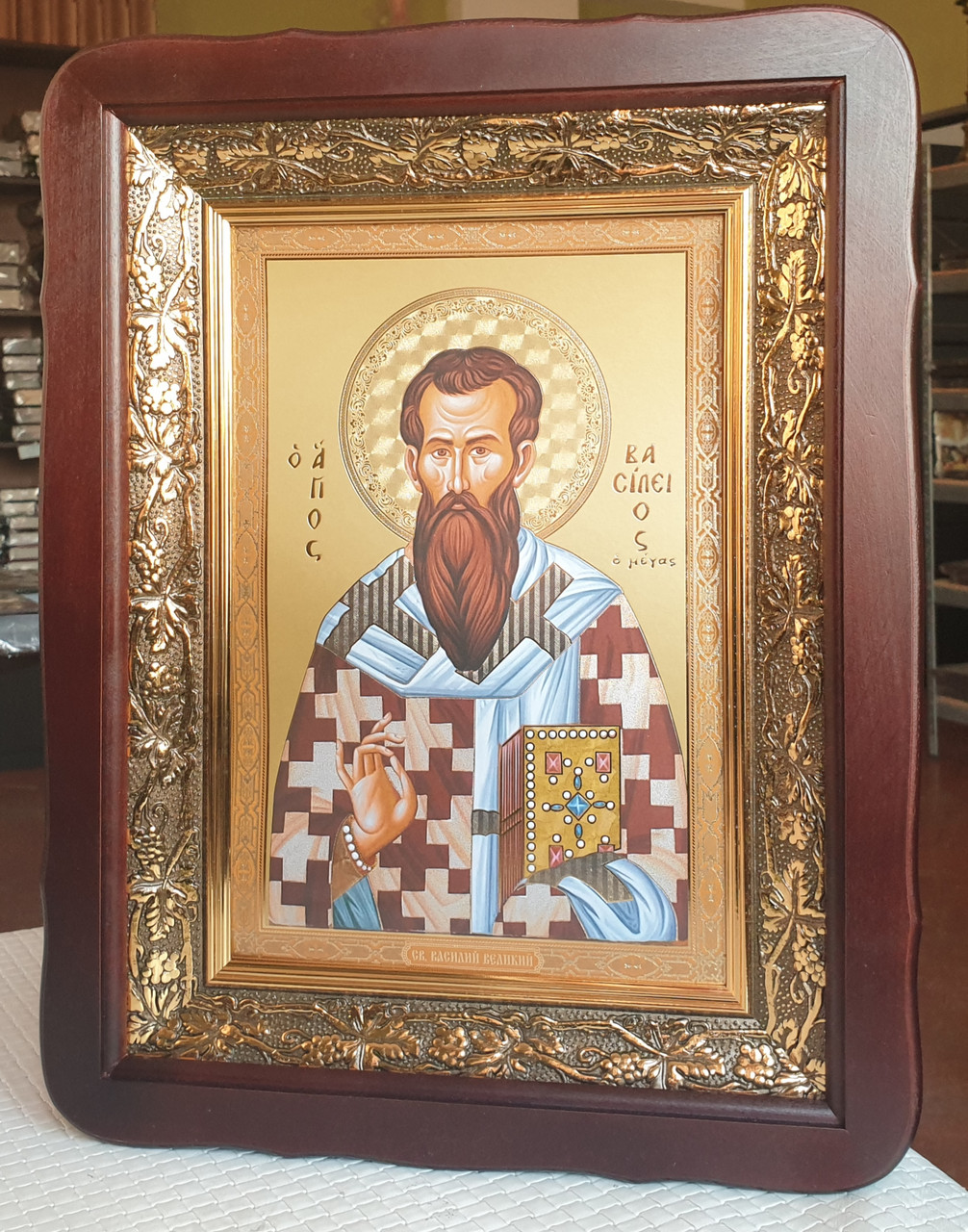 Ікона Василій Великий в темному дерев'яному фігурному кіоті під склом, розмір кіота 32*42, сюжет 20×30
