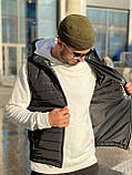 Чоловічий чорний демісезонний жилет з капюшоном розмір S, фото 2