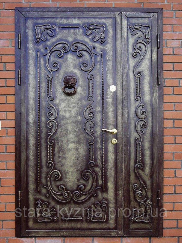 Ковані двері зі стукачем