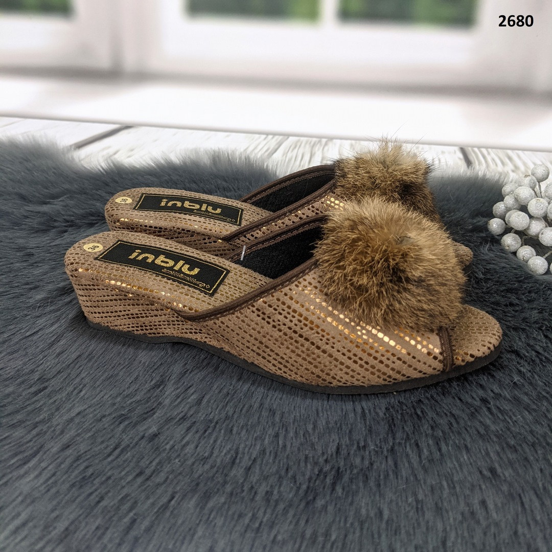 Хатні капці жіночі Inblu на танкетці з відкритим носком і пушком коричневі