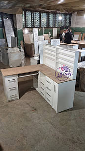 Кутовий манікюрний столик з поличками для лаків