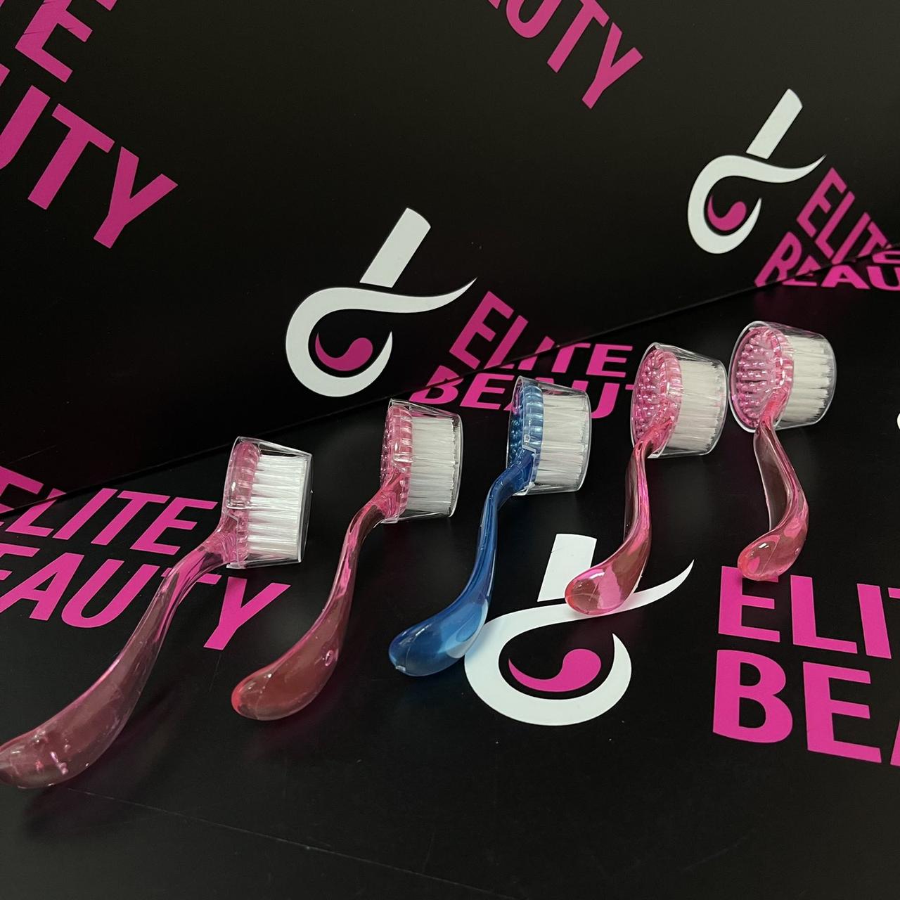 Щіточка для манікюру з довгою ручкою