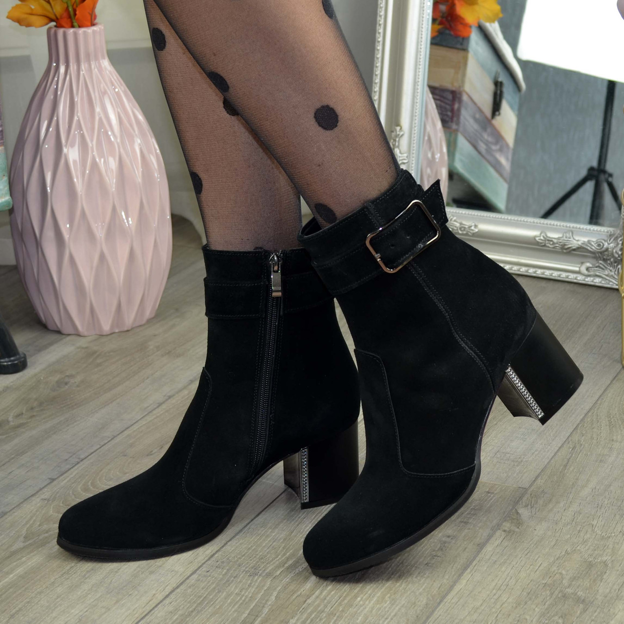 Черевики жіночі замшеві на невисокому каблуці, декоровані ремінцем, фото 1