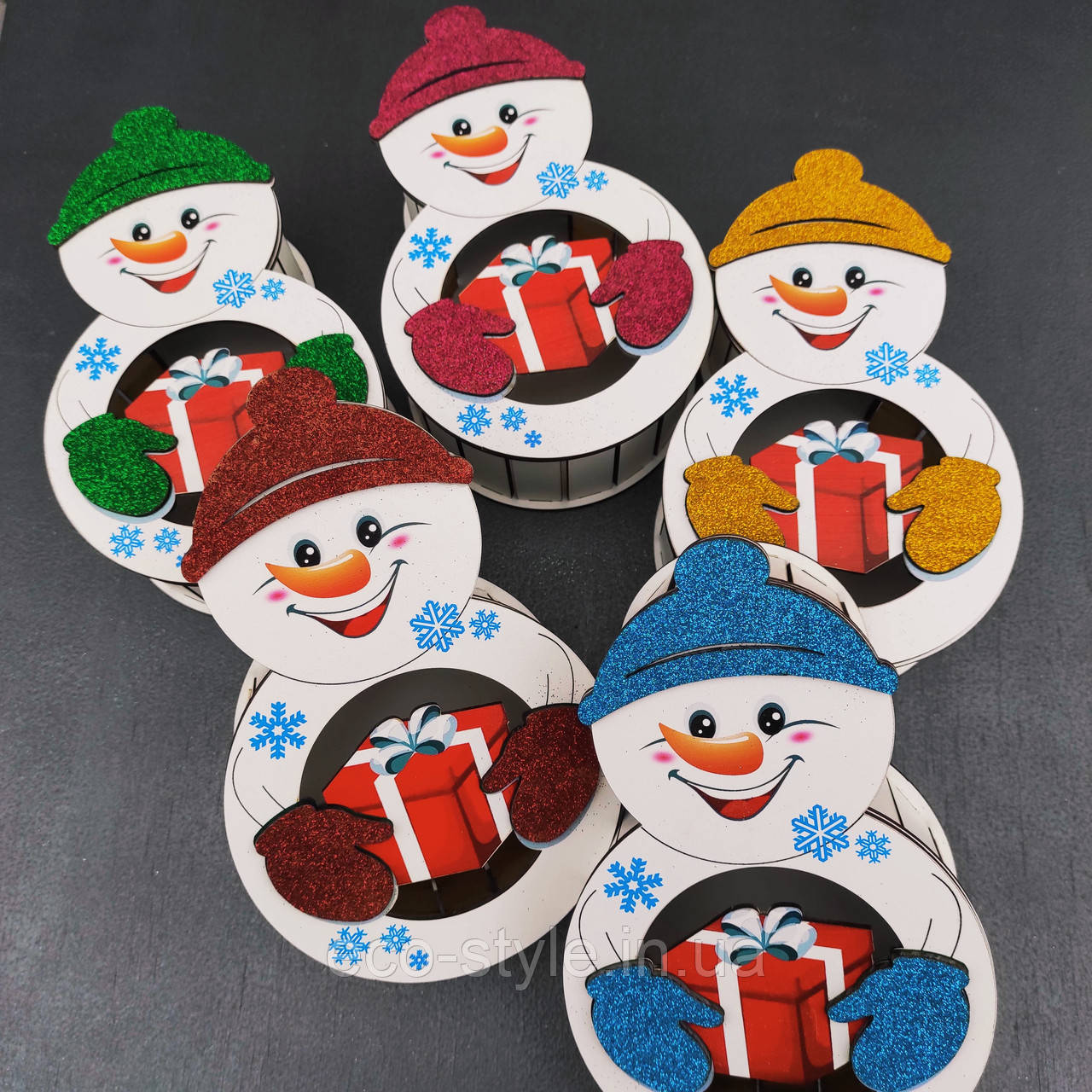 Подарункова коробка "Сніговик із подарунком" 25 см. Кольори асорті. Бокс для цукерок на Новий рік, фото 1