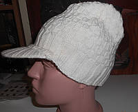 Белая вязаная шапка женская с козырьком Alexika
