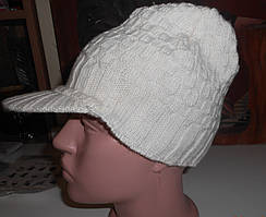Біла вязана шапка жіноча з козирком Alexika