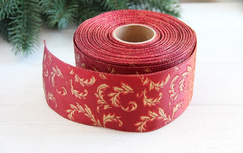 Стрічка новорічна 6,3 см "Завитки на атласі No 5", золото на бордовому 7 метрів