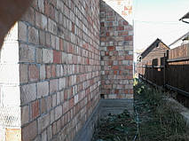 Эти дырки - начало сердечников. Мы оставляем их открытыми, после кладки о опалубки - прочищаем, смываем, закладывае, ставим каркас и только после этого заливаем