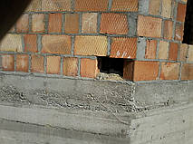 Эти дырки - начало сердечников. Мы оставляем их открытыми, после кладки о опалубки - прочищаем, смываем, закладывае, ставим каркас и только после этого заливаем