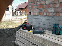 Эти дырки - начало сердечников. Мы оставляем их открытыми, после кладки о опалубки - прочищаем, смываем, закладывае, ставим каркас и только после этого заливаем