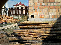 Эти дырки - начало сердечников. Мы оставляем их открытыми, после кладки о опалубки - прочищаем, смываем, закладывае, ставим каркас и только после этого заливаем