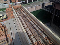 Перемычки армированы каркасами