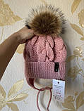 Зимова в'язана дитяча шапочка на зав'язках із натуральним бубоном для дівчинки ручної роботи., фото 4