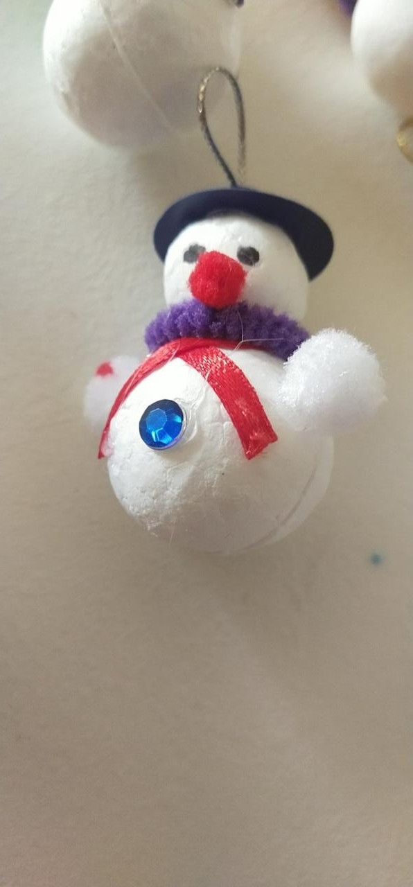 Іграшка новорічна сніговик 6 см 1 шт білий у капелюшку для декору на подарунок, фото 1
