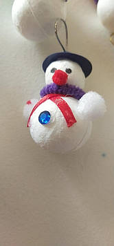 Іграшка новорічна сніговик 6 см 1 шт білий у капелюшку для декору на подарунок