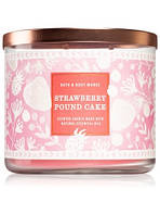 Трехфитильная свеча ароматизированная Bath and Body Works Strawberry Pound Cake