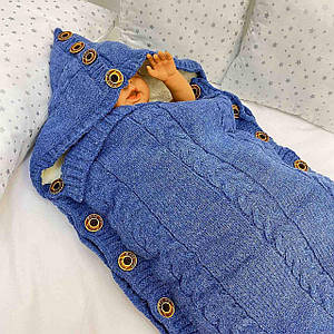 Конверт в'язаний із капюшоном синій