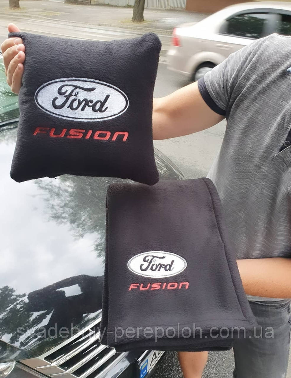 Подушка і плед в автомобіль з вишивкою логотипа "FORD Fusion" флис - фото 1 - id-p1502920602